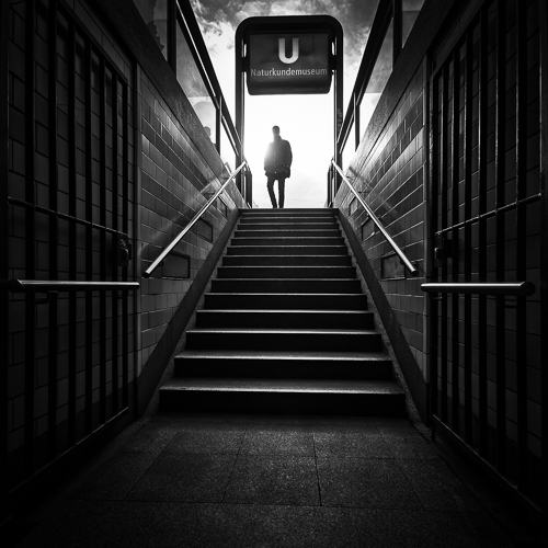 berlin ubahn Bahnhof licht silhouette